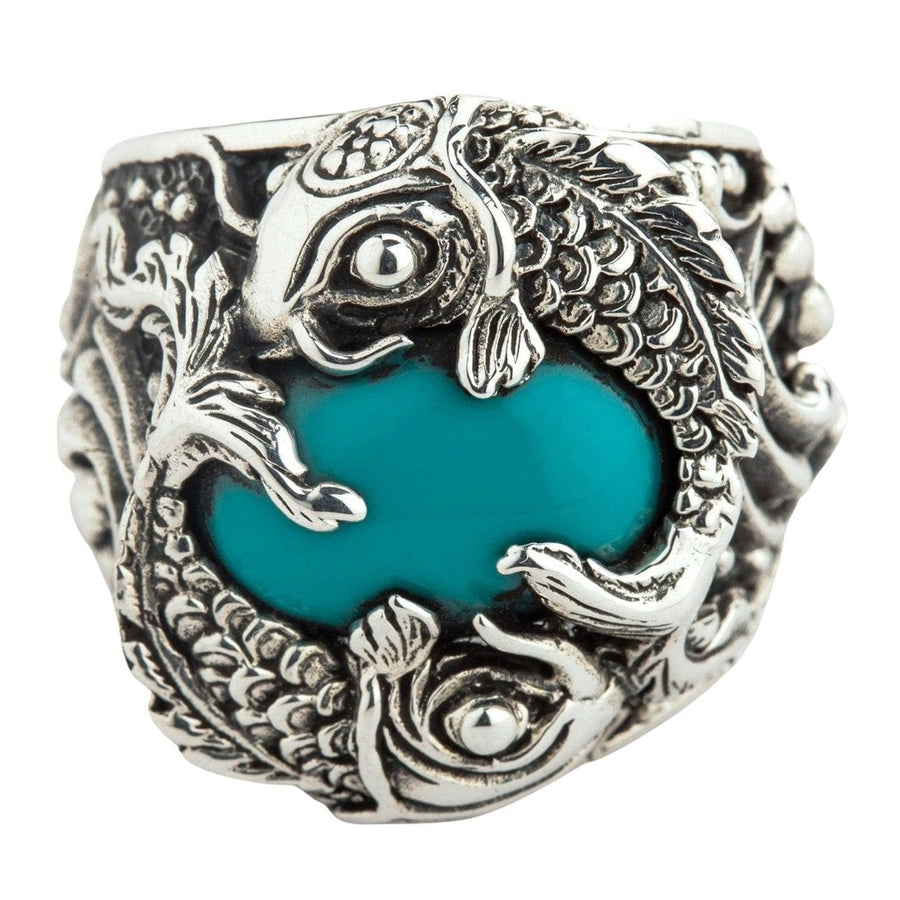 Voorkant van een turkooise Japanse koi vis sterling zilveren herenring met gedetailleerde vis schubben en een blauw-groene steen