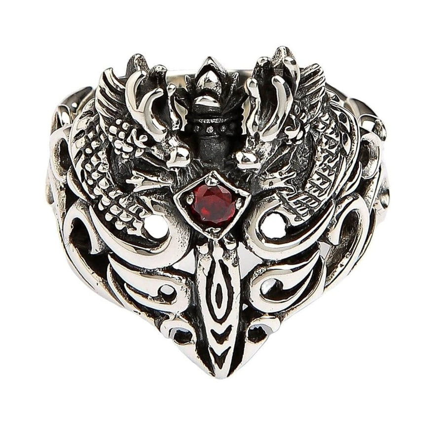Vista dall'alto dell'anello guardiano dei draghi gemelli con pietra di granato rosso sangue e design simmetrico del drago