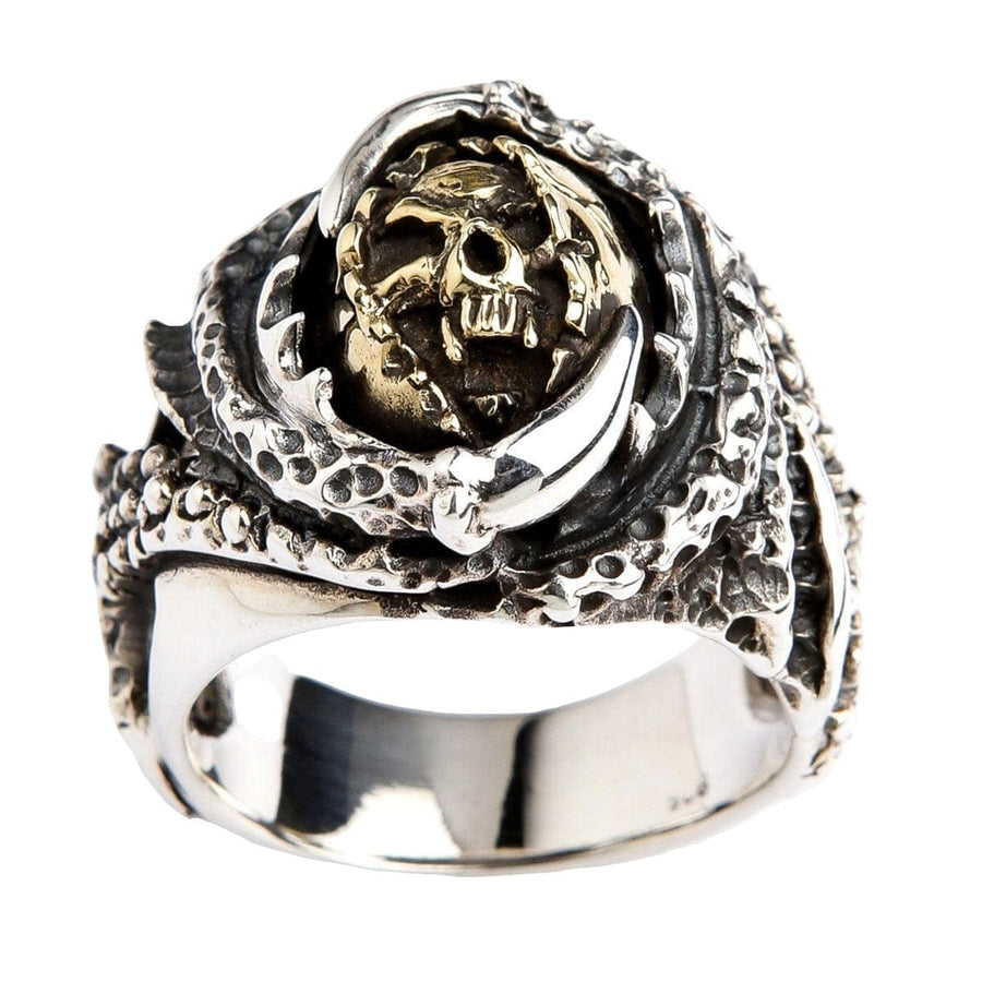 Vue de face de la bague du diable à griffes bicolore, montrant un crâne en laiton tenu par une griffe texturée en argent sterling.
