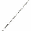 Un élégant collier de chaîne Figaro en argent de 2 mm posé à plat, montrant son motif classique à 3+1 maillons et son poli brillant.