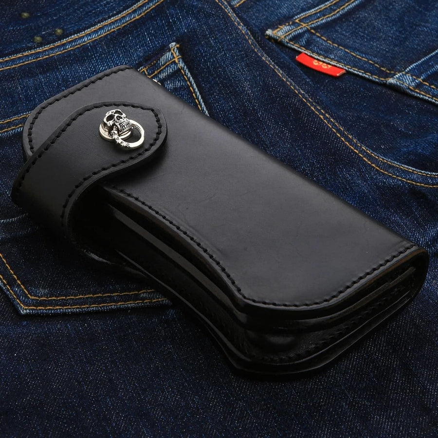 Portefeuille de motard classique et durable en cuir noir avec un concho de tête de mort en argent sterling massif.