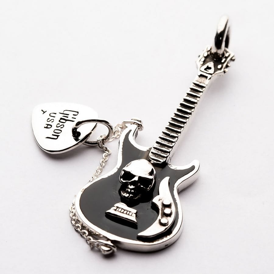 Colgante artesanal de guitarra con calavera negra en plata 925 maciza, con una púa colgante.