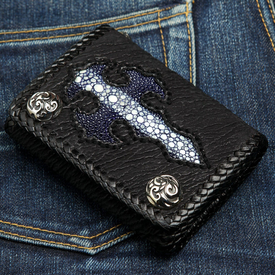 Un portafoglio in pelle nera per motociclisti con un bordo intrecciato e un grande croce gotica incisa realizzata in pelle di razza blu e bianca.