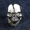 En solid sterling silver sigaretskælring med en detaljeret, 14K guldpladeret sigaret, vist på en denim baggrund.
