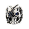 Vista frontal del anillo de cráneo con piedras CZ zafiro azul en el ojo y la parche.