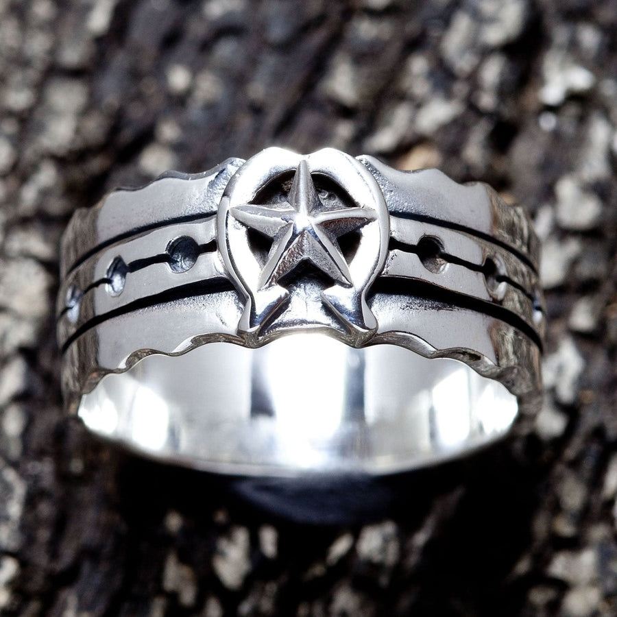 Vista frontal del anillo de banda de plata 925 con herradura y estrella, mostrando el motivo de estrella.