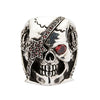 Vista frontal del anillo de calavera de pirata con ojos de zirconia cúbica roja amenazante.