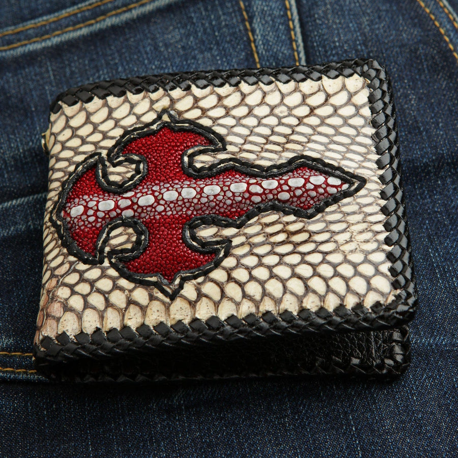 Un monedero gótico para hombres, elaborado a mano con piel de serpiente blanca de cobra y un inserto en cruz de cuero rojo de estrella de mar.