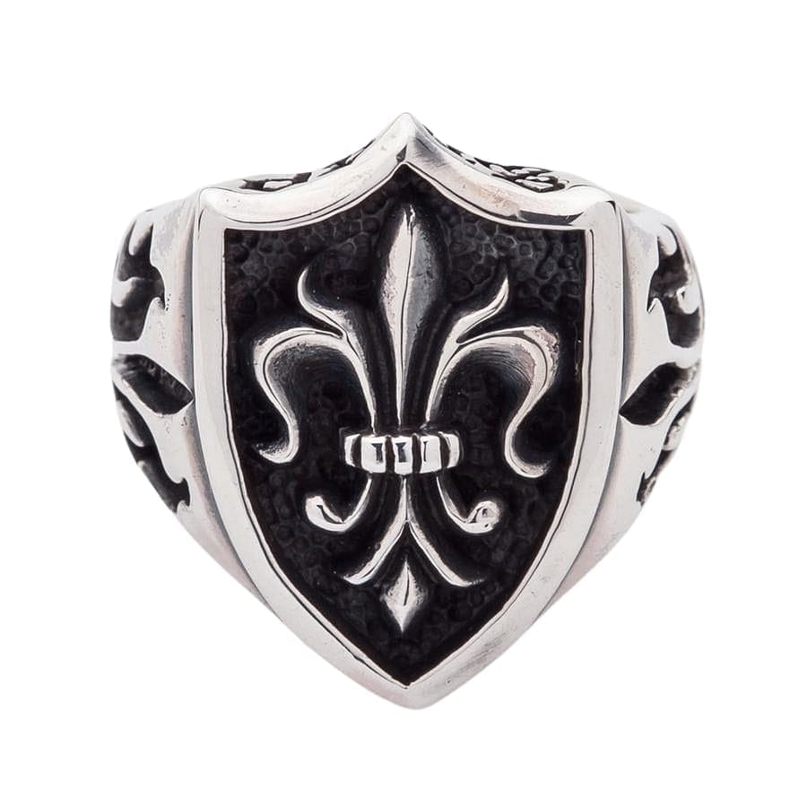 Vista anteriore dell'anello scudo con fiore di lis goico in argento sterling 925 solido.