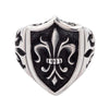 Vista frontal del anillo escudo gótico de flor de lis en plata de ley 925 macizo.