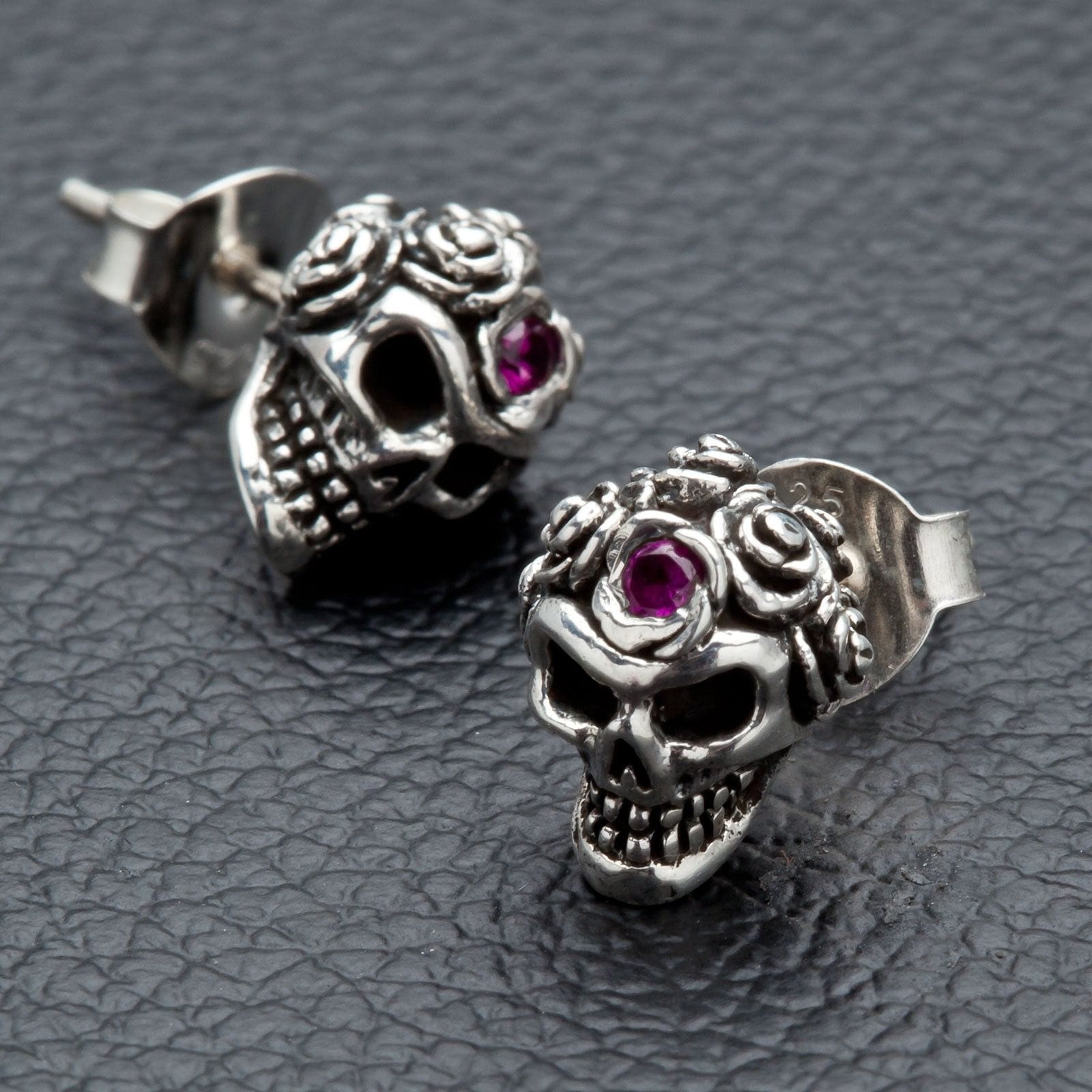 Orecchini a forma di teschio con cristalli bianchi / Colore oro e argento / Stile scuro / Solo da DEFY JEWELRY / Regali speciali / Gioielli unici a forma di teschio. - Italia Orecchini a forma di teschio con cristalli bianchi / Colore oro e argento / Stile scuro / Solo da DEFY JEWELRY / Regali speciali / Gioielli unici a forma di teschio. - Italia