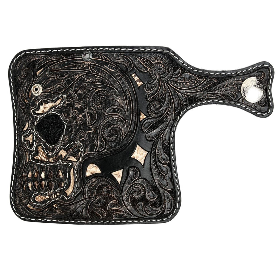 Eine wunderschön handgefertigte Brieftasche mit einem detailreichen, strukturierten Teufelsschädel und traditionellen Blumenverzierungen.