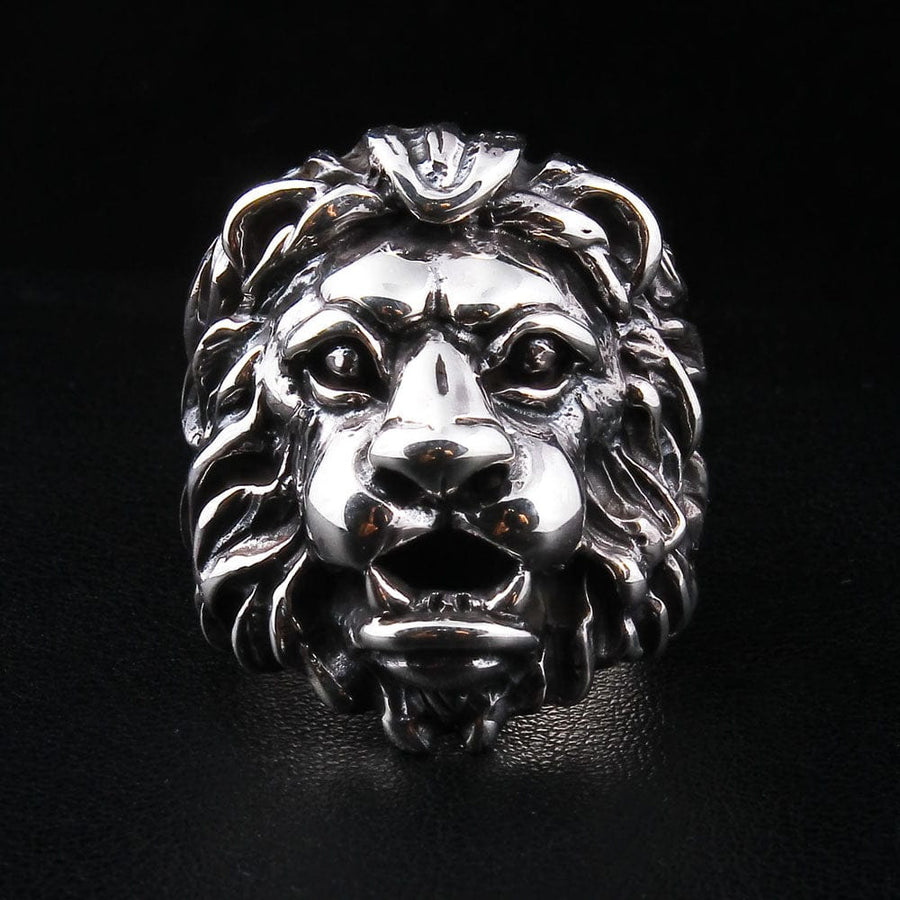 Een zware leeuwenring van 37 gram voor heren, met nadruk op het massieve formaat en het fijne detail van het handgemaakte vakmanschap.