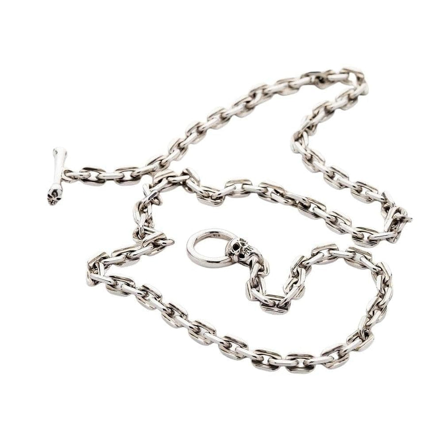 Une présentation complète du lourd collier à chaîne en argent sterling de 7 mm avec son fermoir à bascule unique en forme de tête de mort et d'os.