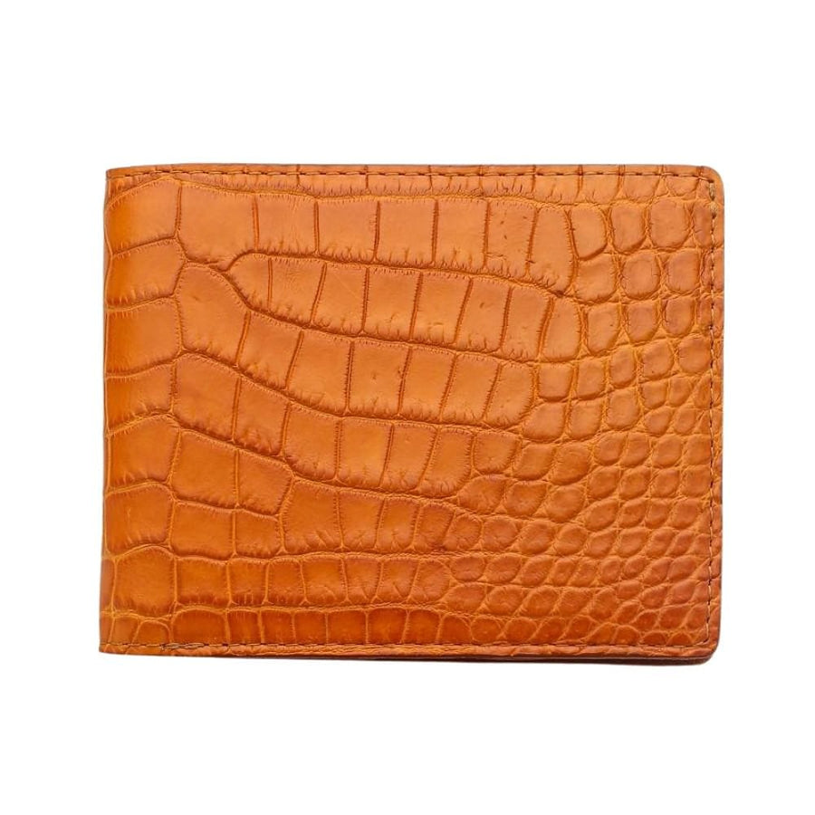 El exterior de la cartera de hombre de color marrón claro, hecha de piel genuina de estómago de cocodrilo.