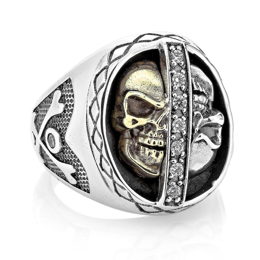 Una vista lateral de un anillo de calavera y huesos cruzados al estilo pirata, que muestra el detallado motivo de huesos cruzados y una sola piedra CZ.