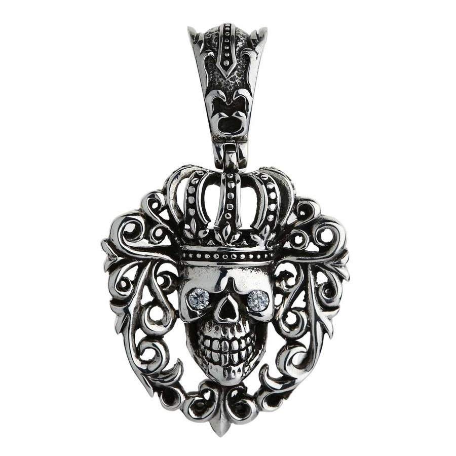 Vedere frontală a pandantivului craniu cu coroană din argint .925, cu ochi din zirconiu cubic transparent într-o ramă de volute în formă de inimă