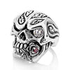 Ring mit Rosen-Totenkopf aus Sterlingsilber mit klarem Edelstein als Auge, filigranen Gravuren auf der Stirn und einer Rose mit rotem Stein im Kiefer.