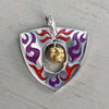colgante de plata de ley con forma de púa de guitarra con calavera y tatuaje ornamental