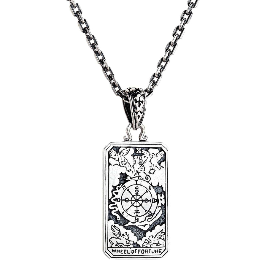 Das Tarotkarten-Anhänger "Rad des Schicksals" auf einem Sterling-Silberketten.