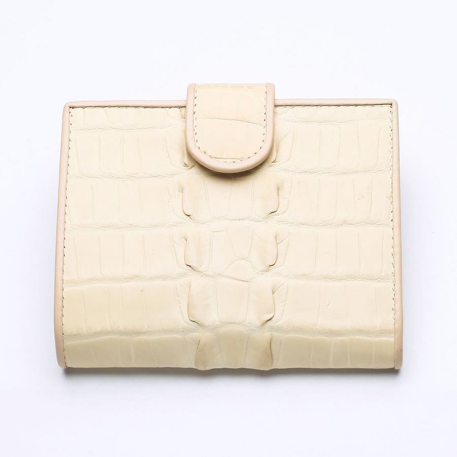 Vue de face d'un portefeuille de luxe pour femme en cuir de crocodile perlé blanc véritable.