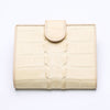 Vue de face d'un portefeuille de luxe pour femme en cuir de crocodile perlé blanc véritable.